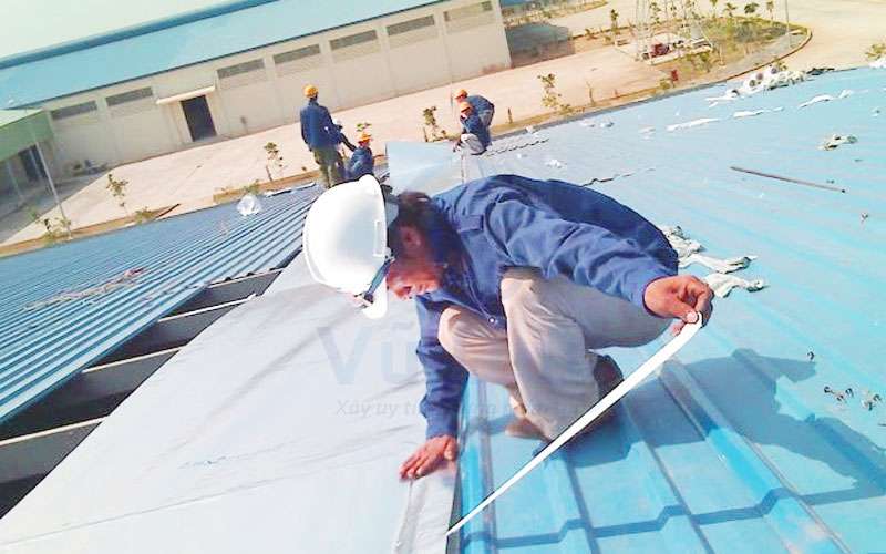 Sửa chữa mái tôn nhà xưởng bị xuống cấp nặng