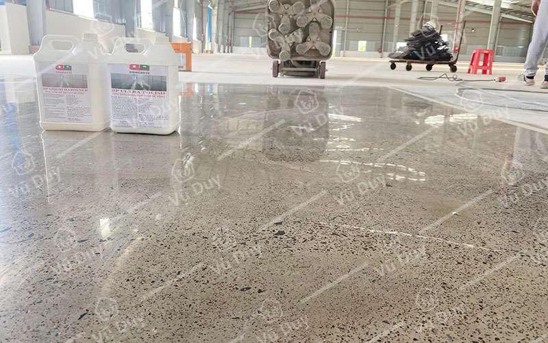 Vũ Duy thực hiện test mẫu đánh bóng bê tông sàn nhà xưởng tại Hà Nam